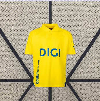 Vista trasera de la camiseta Cádiz 26-27 local en amarillo, con cuello tipo polo y pequeño detalle azul bajo el cuello