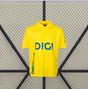 Vista trasera de la camiseta Cádiz 26-27 local en amarillo, con cuello tipo polo y pequeño detalle azul bajo el cuello