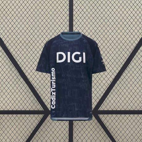 Vista frontal de la camiseta Cádiz 26-27 visitante en azul marino, con estampado tonal, cuello celeste y mangas cortas oscuras