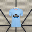 Vista frontal de la camiseta Celta de Vigo 26-27 local en azul celeste, con cuello redondo y ribetes en contraste