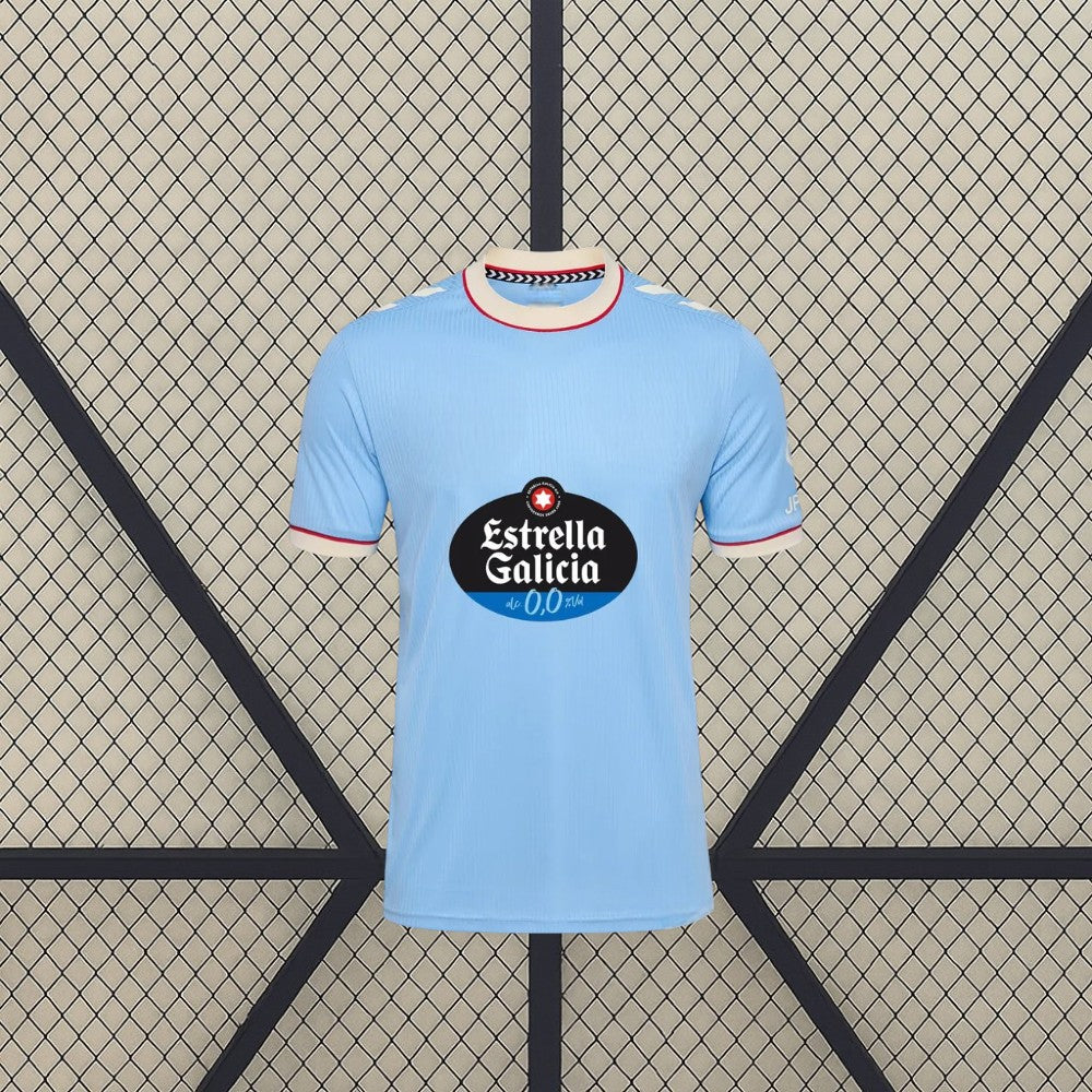 Vista frontal de la camiseta Celta de Vigo 26-27 local en azul celeste, con cuello redondo y ribetes en contraste