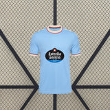 Vista frontal de la camiseta Celta de Vigo 26-27 local en azul celeste, con cuello redondo y ribetes en contraste