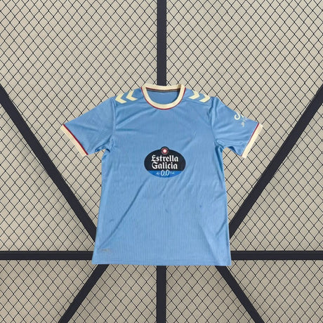 Vista frontal de la camiseta Celta de Vigo 26-27 local extendida, con base azul celeste y sutil patrón vertical tonal