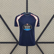 Vista frontal de la camiseta Celta de Vigo 26-27 visitante en azul marino, con paneles claros en hombros y mangas y detalles en rojo