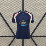 Vista frontal de la camiseta Celta de Vigo 26-27 visitante en azul marino, con paneles claros en hombros y mangas y detalles en rojo