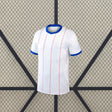 Vista frontal de la camiseta Chelsea 26-27 3ª equipación blanca con líneas rojas, cuello azul y mangas con remates azules
