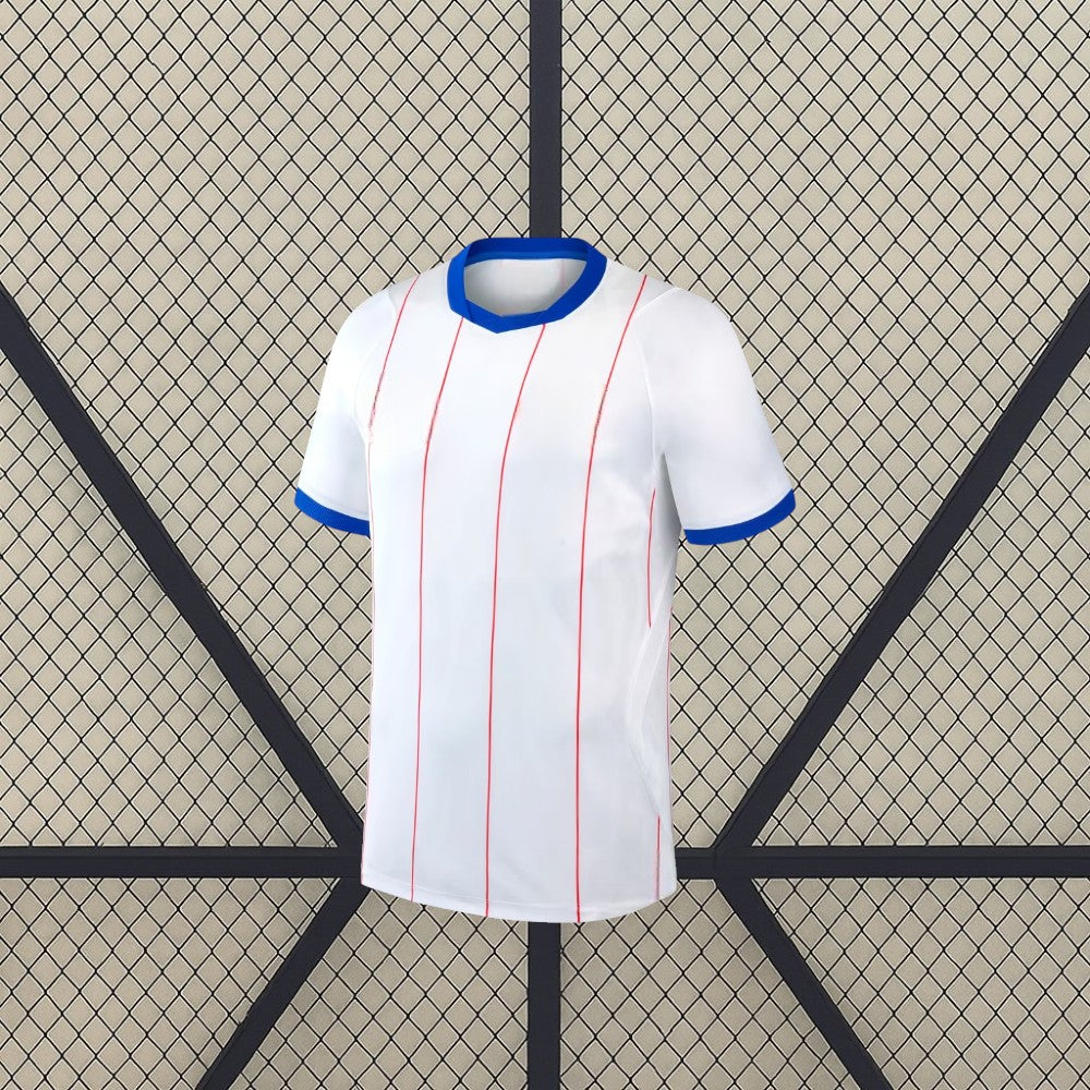 Vista frontal de la camiseta Chelsea 26-27 3ª equipación blanca con líneas rojas, cuello azul y mangas con remates azules