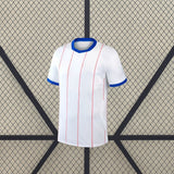 Vista frontal de la camiseta Chelsea 26-27 3ª equipación blanca con líneas rojas, cuello azul y mangas con remates azules
