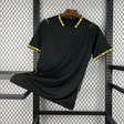 Vista frontal de la camiseta Chelsea 26-27 visitante en color negro, con cuello en pico y detalles amarillos en cuello y mangas