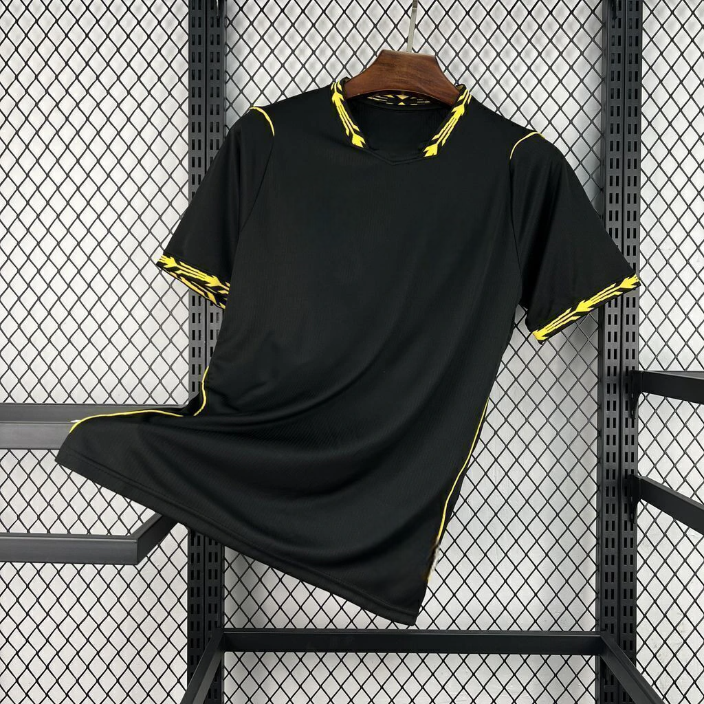 Vista frontal de la camiseta Chelsea 26-27 visitante en color negro, con cuello en pico y detalles amarillos en cuello y mangas