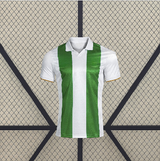 Vista frontal de la camiseta Cordoba 26-27 local en blanco, con franjas verticales verdes y cuello tipo polo