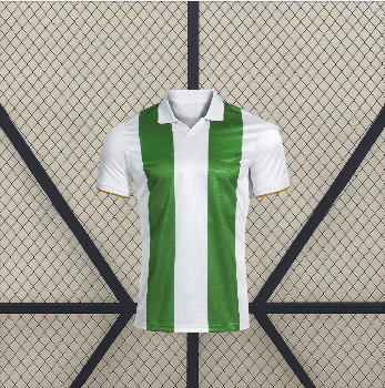 Vista frontal de la camiseta Cordoba 26-27 local en blanco, con franjas verticales verdes y cuello tipo polo