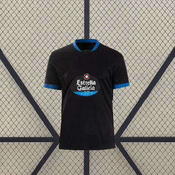 Vista frontal de la camiseta Deportivo La Coruña 26-27 visitante en color negro con cuello azul y manga corta