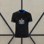 Vista frontal de la camiseta Deportivo La Coruña 26-27 visitante en color negro con cuello azul y manga corta