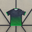 Vista frontal de la camiseta Elche 26-27 3ª equipación en azul marino y verde con efecto degradado y remates verdes en las mangas