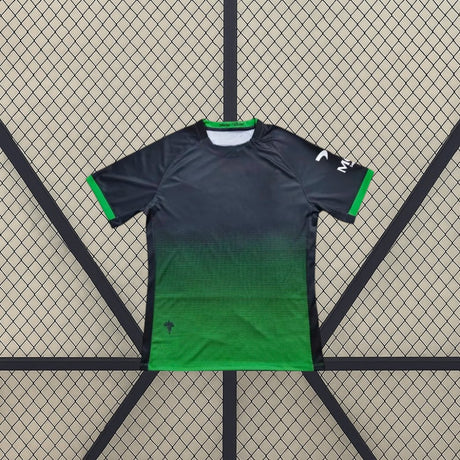 Vista frontal de la camiseta Elche 26-27 3ª equipación en azul marino y verde con efecto degradado y remates verdes en las mangas