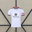 Vista frontal de la camiseta Fulham 26-27 local en color blanco con detalles negros y rojos y patrocinador ClickHouse en el pecho