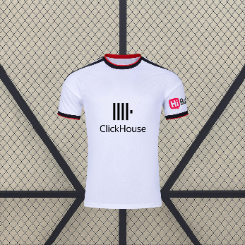 Vista frontal de la camiseta Fulham 26-27 local en color blanco con detalles negros y rojos y patrocinador ClickHouse en el pecho