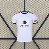 Vista frontal de la camiseta Fulham 26-27 local en color blanco con detalles negros y rojos y patrocinador ClickHouse en el pecho