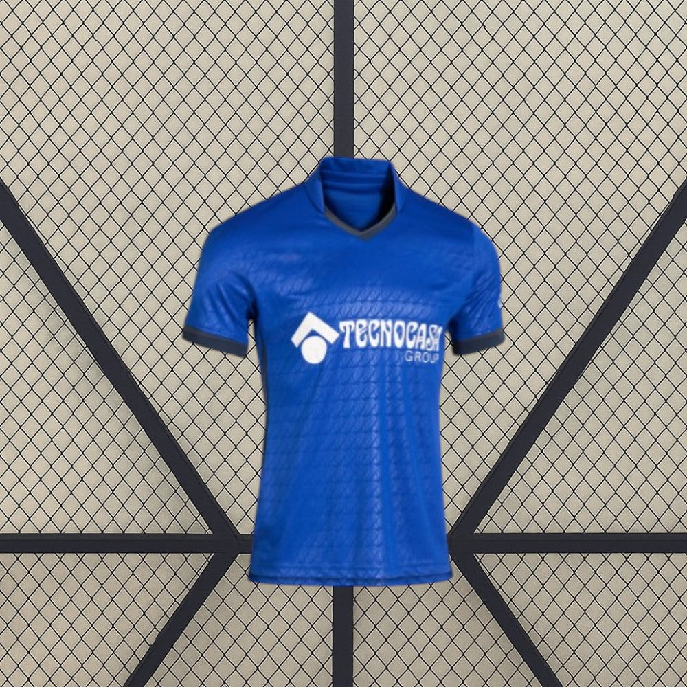 Vista frontal de la camiseta Getafe 26-27 local en color azul, con cuello en pico oscuro, manga corta y patrón tonal en la parte delantera