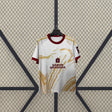 Vista frontal de la camiseta Granada 26-27 tercera equipación en blanco con gráfico dorado y cuello redondo granate