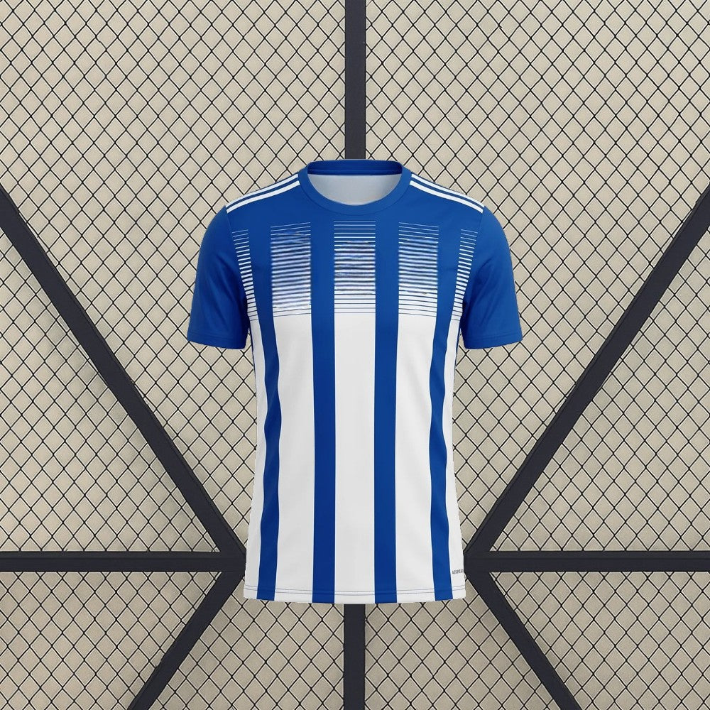 Vista frontal de la camiseta Huelva 26-27 Local con franjas verticales azules y blancas, cuello redondo y mangas azules