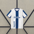 Vista frontal de la camiseta Leganés 26-27 local blanca con franja vertical azul, cuello azul y detalles dorados
