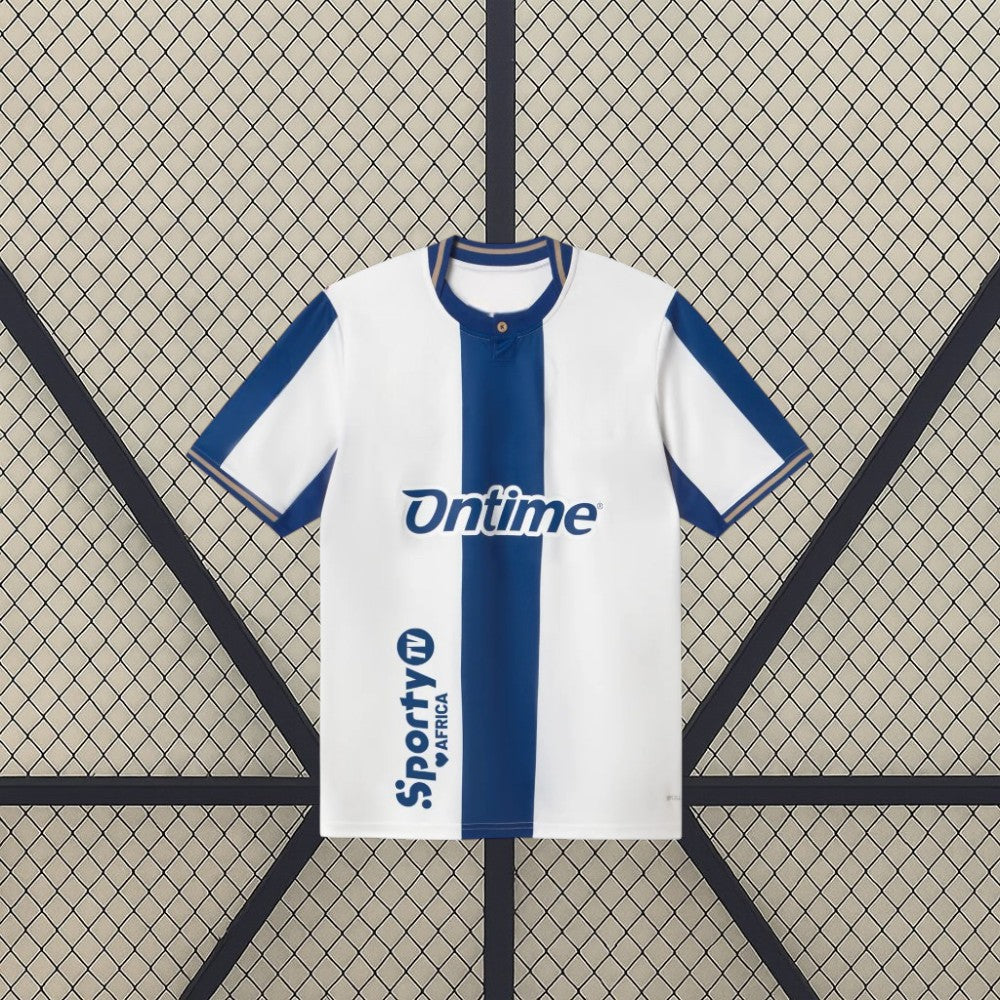 Vista frontal de la camiseta Leganés 26-27 local blanca con franja vertical azul, cuello azul y detalles dorados