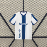 Vista frontal de la camiseta Leganés 26-27 local blanca con franja vertical azul, cuello azul y detalles dorados