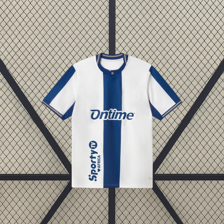 Vista frontal de la camiseta Leganés 26-27 local blanca con franja vertical azul, cuello azul y detalles dorados