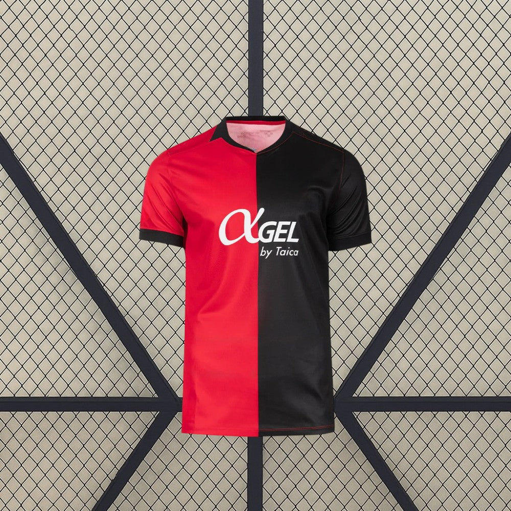 Vista frontal de la camiseta Mallorca 26-27 local, con diseño dividido en rojo y negro, cuello en V y manga corta