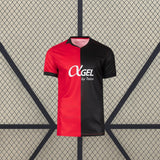 Vista frontal de la camiseta Mallorca 26-27 local, con diseño dividido en rojo y negro, cuello en V y manga corta