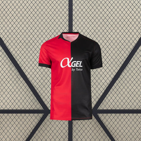 Vista frontal de la camiseta Mallorca 26-27 local, con diseño dividido en rojo y negro, cuello en V y manga corta