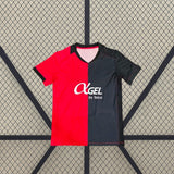 Vista frontal de la camiseta Mallorca 26-27 local extendida, con mitad roja y mitad negra y detalles oscuros en cuello y mangas