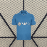 Vista frontal de la camiseta Napoli 26-27 local en azul celeste con cuello tipo polo y manga corta