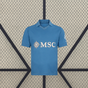 Vista frontal de la camiseta Napoli 26-27 local en azul celeste con cuello tipo polo y manga corta