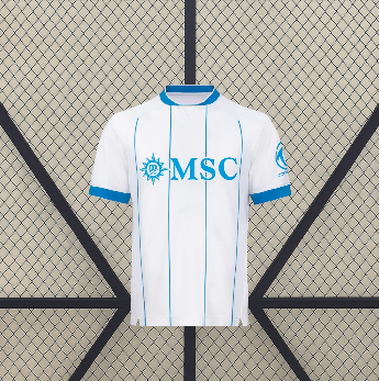 Vista frontal de la camiseta Napoli 26-27 visitante en color blanco con finas líneas verticales azules, cuello redondo azul y manga corta