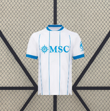 Vista frontal de la camiseta Napoli 26-27 visitante en color blanco con finas líneas verticales azules, cuello redondo azul y manga corta
