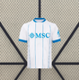 Vista frontal de la camiseta Napoli 26-27 visitante en color blanco con finas líneas verticales azules, cuello redondo azul y manga corta