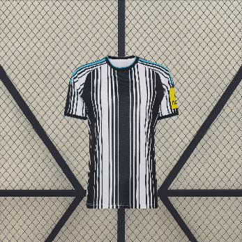 Vista frontal de la camiseta Newcastle 26-27 local con franjas verticales blancas y negras, cuello redondo y detalles azul celeste