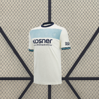 Vista frontal de la camiseta Osasuna 26-27 visitante en color blanco con franja horizontal celeste, cuello oscuro y manga corta
