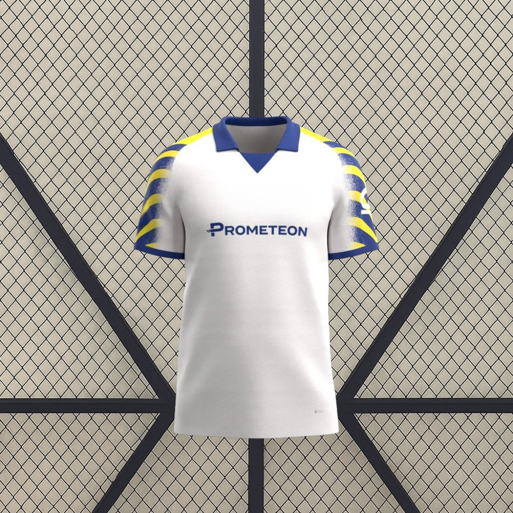 Vista frontal de la camiseta Parma 25-26 tercera equipación en blanco, con cuello tipo polo azul y mangas de rayas azules y amarillas
