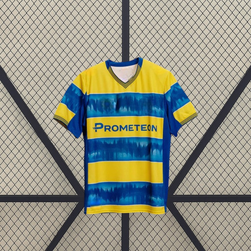 Vista frontal de la camiseta Parma 25-26 visitante en amarillo y azul, con cuello de pico, manga corta y franjas horizontales de efecto difuminado
