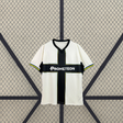 Vista frontal de la camiseta Parma 26-27 local en blanco roto, con gran cruz negra, cuello en contraste y detalles azules y amarillos