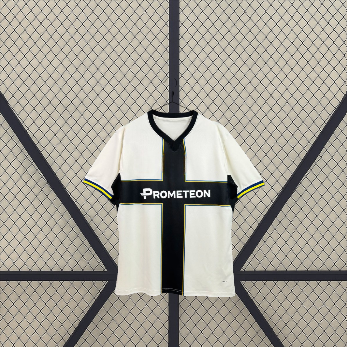 Vista frontal de la camiseta Parma 26-27 local en blanco roto, con gran cruz negra, cuello en contraste y detalles azules y amarillos