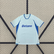 Vista frontal de la camiseta Porto 26-27 tercera equipación en azul claro, con cuello en V, detalles azules y paneles laterales