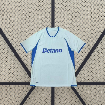 Vista frontal de la camiseta Porto 26-27 tercera equipación en azul claro, con cuello en V, detalles azules y paneles laterales