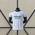 Vista frontal de la camiseta R.M. 26-27 Local Player Version blanca con detalles rosas, cuello verde oscuro y tejido texturizado