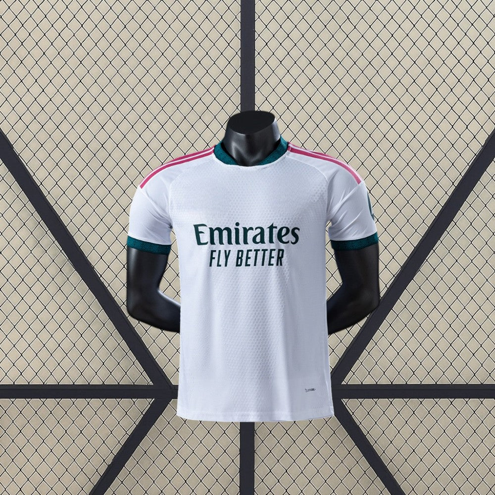 Vista frontal de la camiseta R.M. 26-27 Local Player Version blanca con detalles rosas, cuello verde oscuro y tejido texturizado