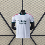 Vista frontal de la camiseta R.M. 26-27 Local Player Version blanca con detalles rosas, cuello verde oscuro y tejido texturizado
